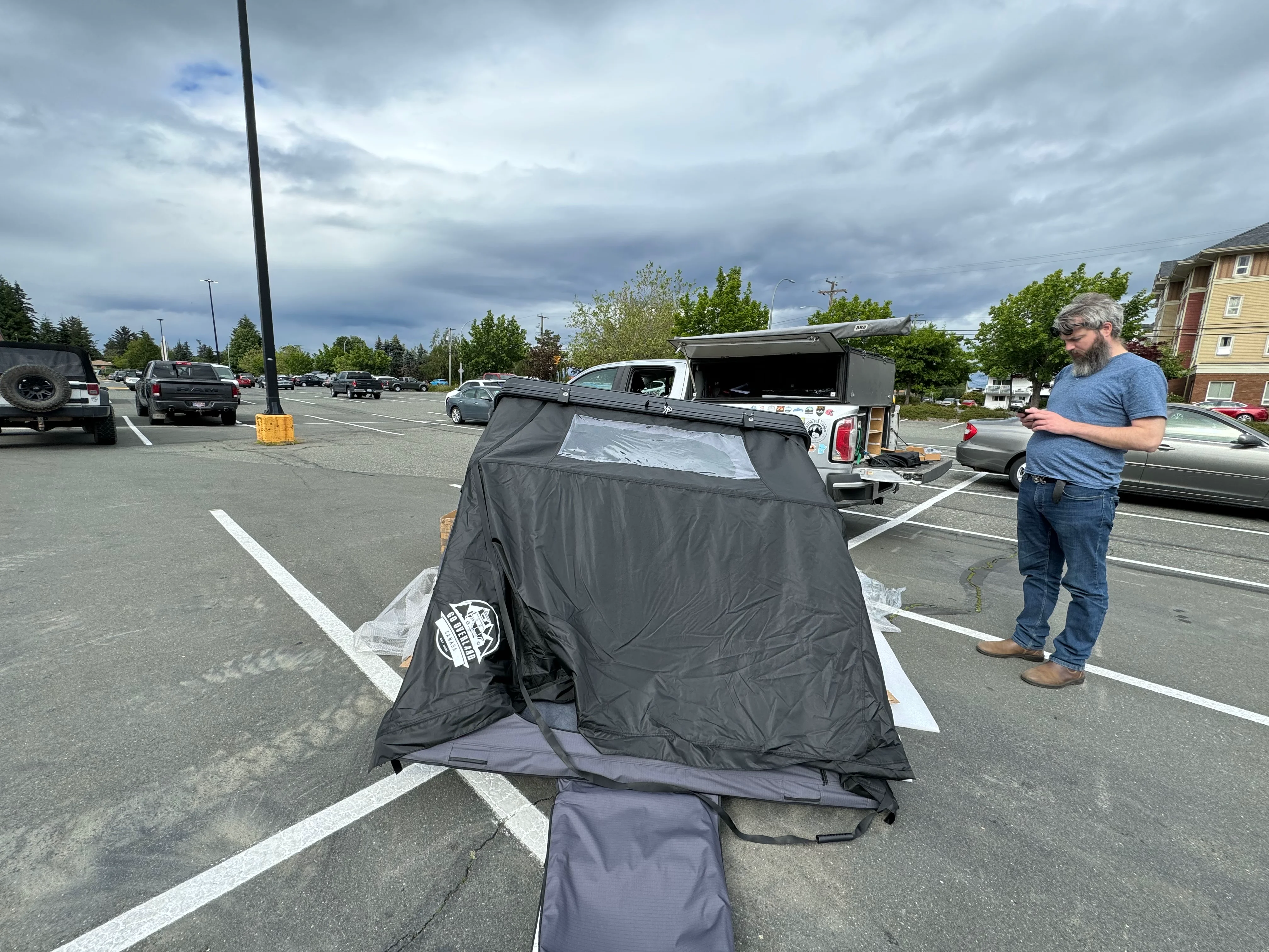 Extra support pole included for snow camping - a thoughtful addition